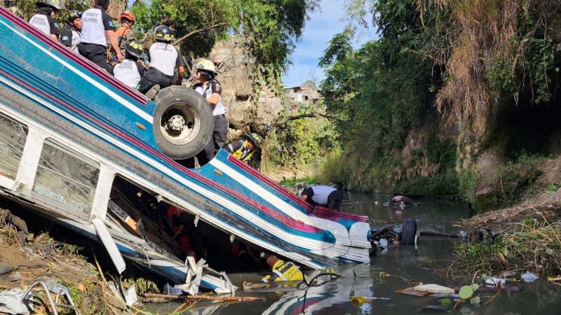 গুয়াতেমালায় সেতু থেকে বাস খাদে পড়ে নিহত কমপক্ষে ৫১